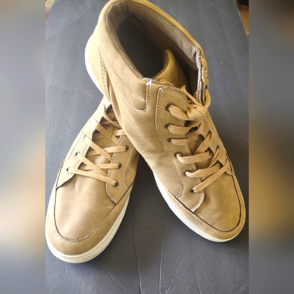 Dress casual tan Perry Ellis size 13 English Tan pre owned sneaker.